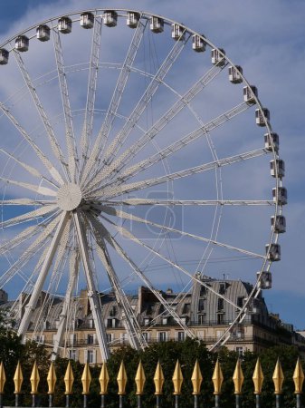 Téléchargez les photos : Grande roue sous le soleil Paris.Les yeux de Paris. - en image libre de droit