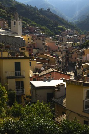 Foto de Un paisaje urbano de los tejados del pueblo de Cinque Terre con casas tradicionales costa con cielo nebuloso - Imagen libre de derechos