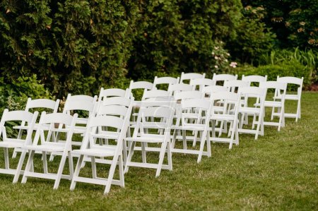 Foto de Las filas de sillas en el césped exterior para una ceremonia de boda - Imagen libre de derechos