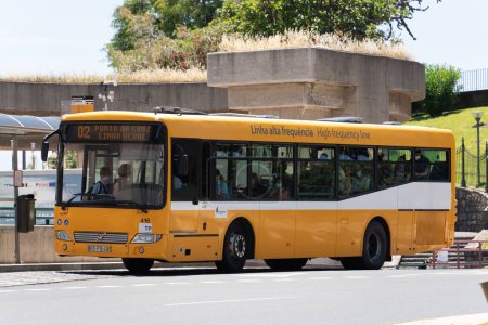 Foto de Un autobús amarillo Horarios do Funchal en una estación de Funchal, Madeira - Imagen libre de derechos