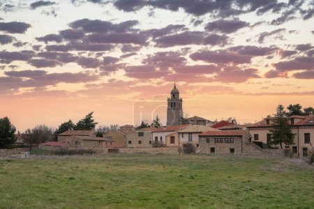 Foto de Espectacular puesta de sol en el pueblo medieval de Medinaceli, foto tomada fuera del pueblo. Puesta de sol con nubes y cielo naranja. Fecha 22-6-22 - Imagen libre de derechos