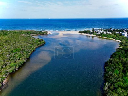 Téléchargez les photos : Une vue aérienne d'un magnifique lac Currimundi - en image libre de droit