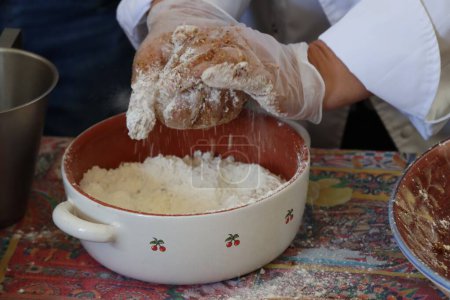 Téléchargez les photos : La préparation et la pâte de farine blanche pour les desserts - en image libre de droit
