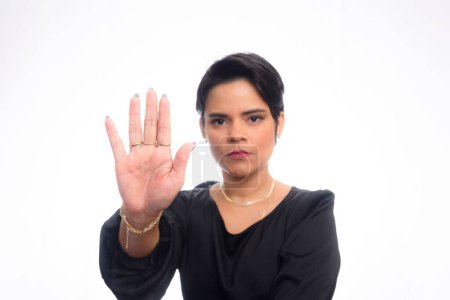 Téléchargez les photos : Jeune femme d'affaires élégante faisant signe d'arrêt avec la main. Isolé sur fond blanc. - en image libre de droit