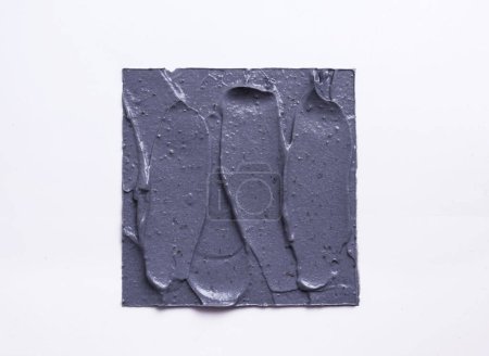 Téléchargez les photos : Un échantillon de texture d'argile de charbon sur fond blanc - en image libre de droit
