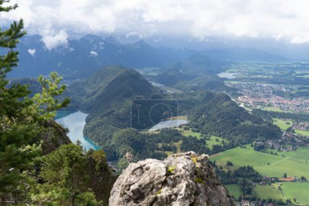 Téléchargez les photos : Une vue panoramique du lac Traunsee et du lac Laudachsee entre les montagnes dans le Salzkammergut, Haute-Autriche - en image libre de droit