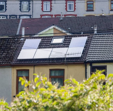 Foto de Los paneles Solares fotovoltaicos sobre el techo de casa de la casa - Imagen libre de derechos