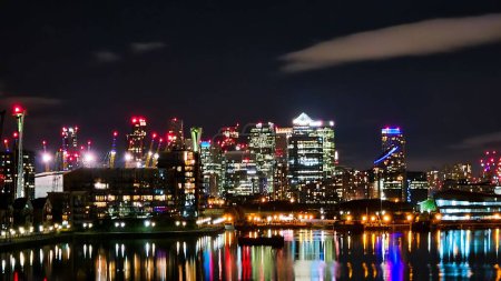 Téléchargez les photos : Vue de nuit sur le célèbre quai à canaris de Londres - en image libre de droit