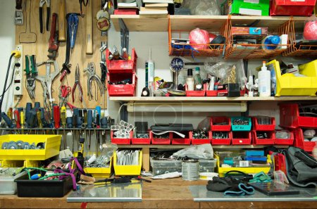 Foto de Un taller con diferentes herramientas en los estantes. - Imagen libre de derechos
