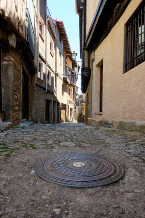 Foto de Un plano vertical de estrechas calles empedradas de La Alberca, un pequeño pueblo en España - Imagen libre de derechos