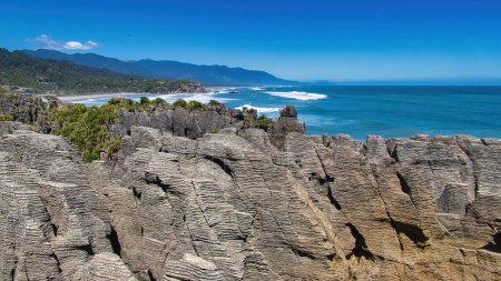 Téléchargez les photos : Une belle vue sur Pancake Rocks à Punakaiki avec la mer de Tasman en arrière-plan - en image libre de droit