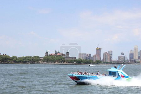 Téléchargez les photos : Un jet boat touristique plein de gens dans l'eau par une journée ensoleillée à Nashua, États-Unis - en image libre de droit