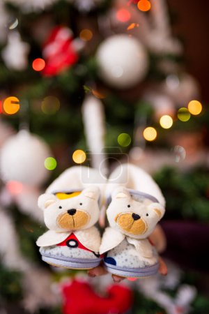 Téléchargez les photos : Une mise au point sélective de petits jouets mous sur le fond de l'arbre de Noël décoré - en image libre de droit