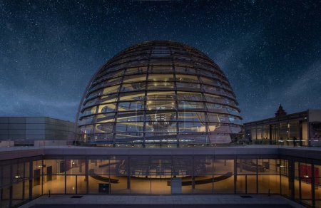 Téléchargez les photos : Vue aérienne du dôme du Reichstag sous un ciel étoilé à Berlin - en image libre de droit