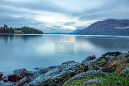 Foto de Un hermoso paisaje de un lago en un día nublado - Imagen libre de derechos