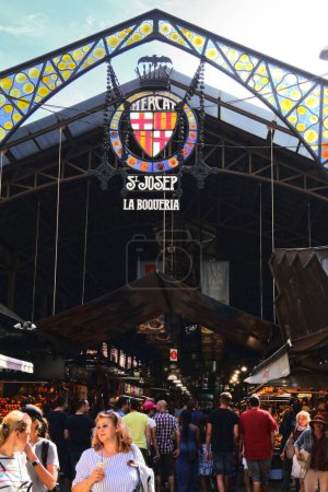 Téléchargez les photos : Un plan vertical des gens au marché alimentaire La Boqueria à Barcelone, Espagne - en image libre de droit