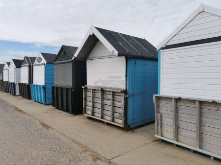 Eine Nahaufnahme von Strandhütten in Hamworthy, Großbritannien