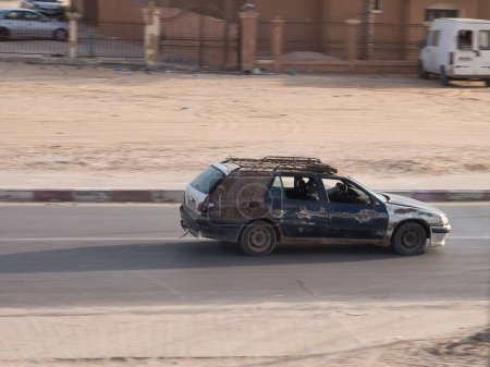 Téléchargez les photos : Une vieille voiture rouillée sur la route en Nouakchott, Mauritanie - en image libre de droit