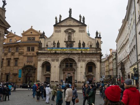 Téléchargez les photos : Un panneau pro-Ukraine sur un bâtiment à Prague - en image libre de droit