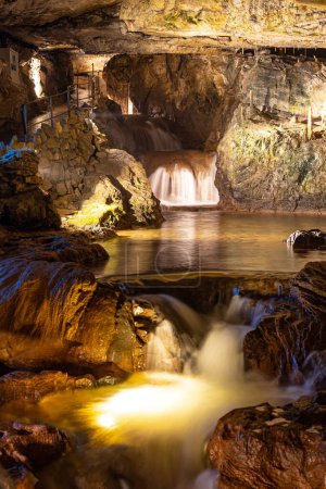 Téléchargez les photos : Une verticale de l'intérieur de la grotte St. Beatus sur le lac de Thoune près d'Interlaken en Suisse - en image libre de droit