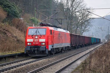 Téléchargez les photos : Locomotive électrique DB Cargo classe 189 transportant un train de marchandises à travers la vallée de l'Elbe jusqu'à Bad Schandau - en image libre de droit