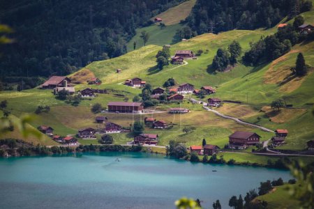 Foto de Una hermosa vista de un lago Lungern en Suiza - Imagen libre de derechos
