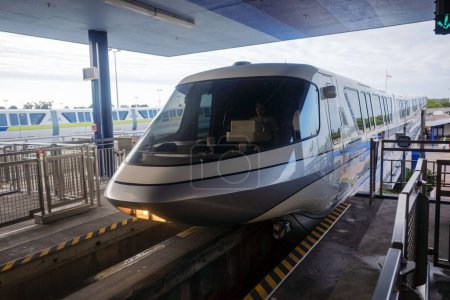 Téléchargez les photos : Un Monorail Walt Disney World Transportation Center Royaume magique et Epcot - en image libre de droit