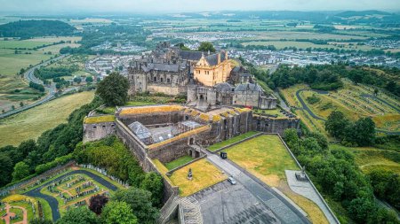 Foto de Una vista aérea del Castillo de Stirling rodeado de verdes campos y bosques en Stirling, Escocia - Imagen libre de derechos