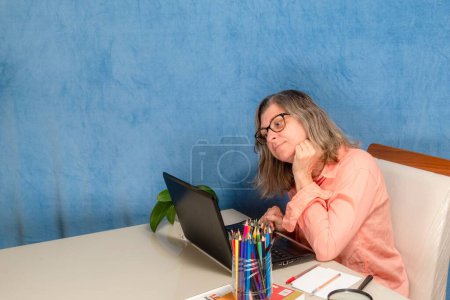 Foto de Una mujer que trabaja con el ordenador portátil en el hogar o la oficina-negocio y el concepto de tecnología - Imagen libre de derechos