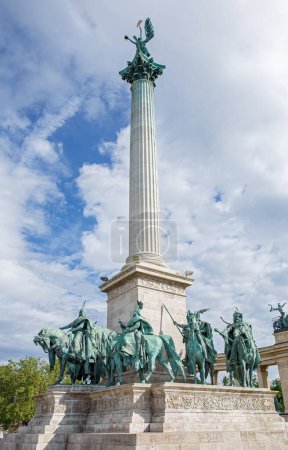 Téléchargez les photos : Vue verticale du monument du millénaire sur la place des héros à Budapest avec un ciel nuageux en arrière-plan, Hongrie - en image libre de droit