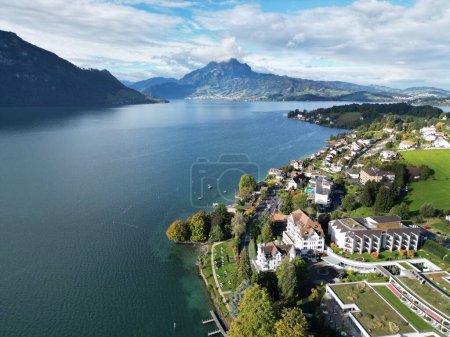 Téléchargez les photos : Vue aérienne de la municipalité de Weggis sur la rive nord du lac des Quatre-Cantons en Suisse. - en image libre de droit