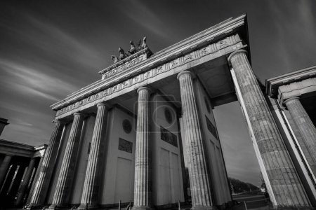 Téléchargez les photos : Vue en angle bas de la Porte de Brandebourg à Berlin - en image libre de droit