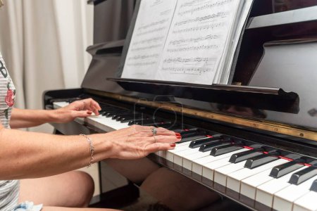 Téléchargez les photos : Une pianiste professionnelle jouant du piano - en image libre de droit