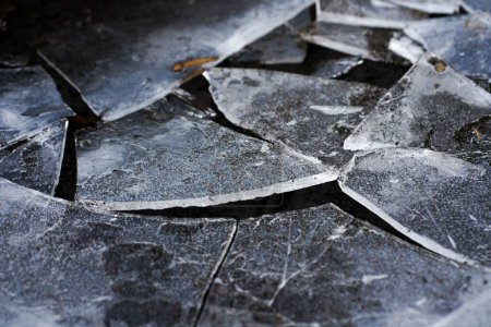 Téléchargez les photos : Un gros plan de fragments de glace transparents - en image libre de droit