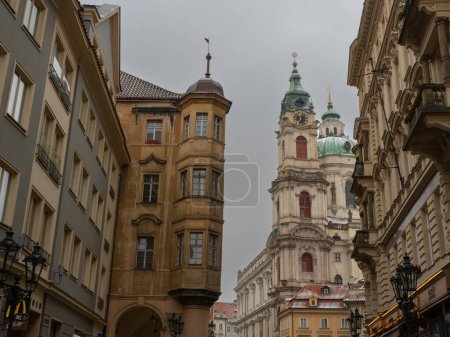 Téléchargez les photos : Une photo d'un vieux bâtiment dans la ville du roi à Prague - en image libre de droit