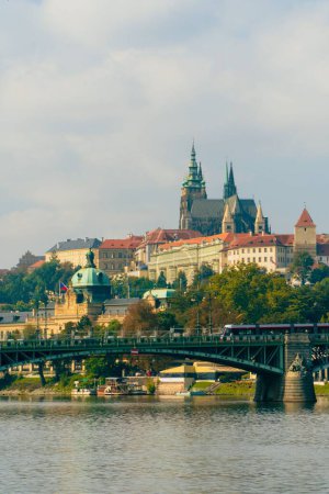 Foto de Un plano vertical del Castillo de Praga en el fondo del puente checo - Imagen libre de derechos