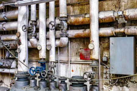 Téléchargez les photos : Vieux grunge tuyaux de gaz industriels et vannes de contrôle - en image libre de droit
