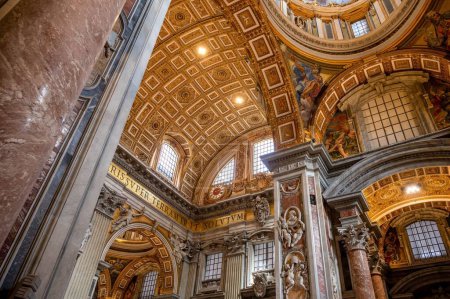 Foto de El interior de la Basílica de San Pedro con pilares de mármol y muchas esculturas - Imagen libre de derechos