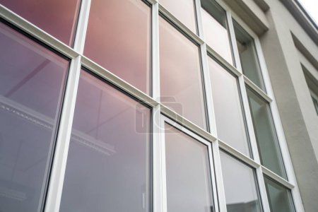 Téléchargez les photos : Une vue en angle bas du verre de fenêtre vu de l'extérieur d'un bâtiment - en image libre de droit