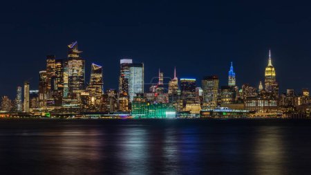 Foto de Una vista increíble del horizonte de Nueva York Manhattan iluminado con luces - Imagen libre de derechos