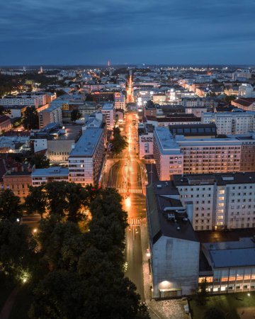 Foto de Vista aérea vertical de una calle iluminada en el centro de Turku, Finlandia - Imagen libre de derechos