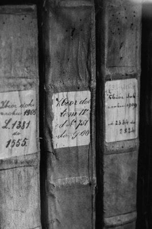 Téléchargez les photos : Une échelle de gris verticale de vieux livres vintage date de l'époque médiévale - en image libre de droit