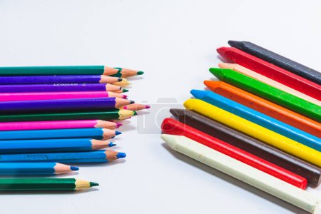 Téléchargez les photos : Un gros plan de cire de couleur et de crayons de bois isolés sur fond blanc - en image libre de droit