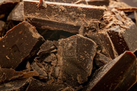 Foto de Un primer plano de trozos de chocolate picados en una pila - Imagen libre de derechos
