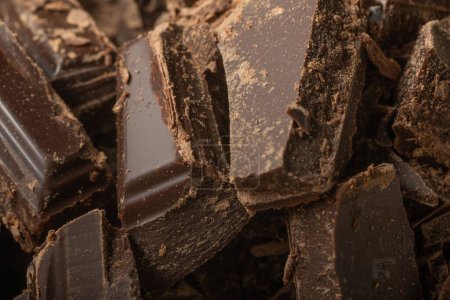 Téléchargez les photos : Un gros plan de morceaux de chocolat haché sur une pile - en image libre de droit