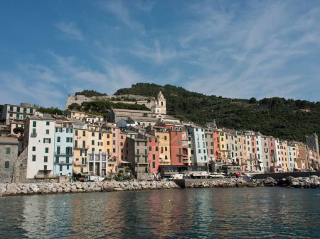Téléchargez les photos : Maisons traditionnelles colorées de Cinque Terre bord de mer à Porto Venere, Italie avec ciel bleu - en image libre de droit