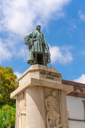 Téléchargez les photos : Plan vertical de la statue de Joao Goncalves Zarco à Funchal, Madère - en image libre de droit