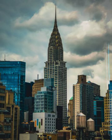 Téléchargez les photos : Une vue majestueuse sur le bâtiment Chrysler contre un beau ciel nuageux - en image libre de droit