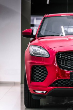 Téléchargez les photos : Un plan vertical du capot d'une voiture Jaguar rouge dans le showroom. - en image libre de droit