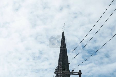Téléchargez les photos : En haut d'une église gothique contre le ciel nuageux bleu. Salvador, Bahia, Brésil. - en image libre de droit